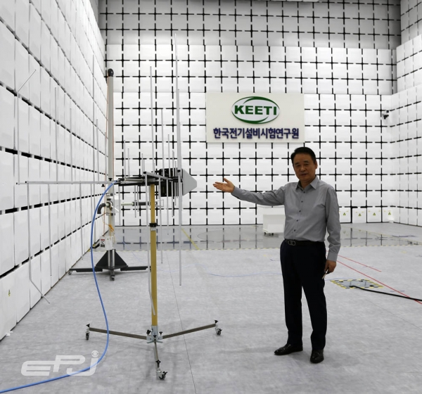 박상호 원장이 연구원 내 전자파시험장(10m EMC Chamber)에서 EMS 장비 중 Log-Periodic Antenna를 소개하고 있다.