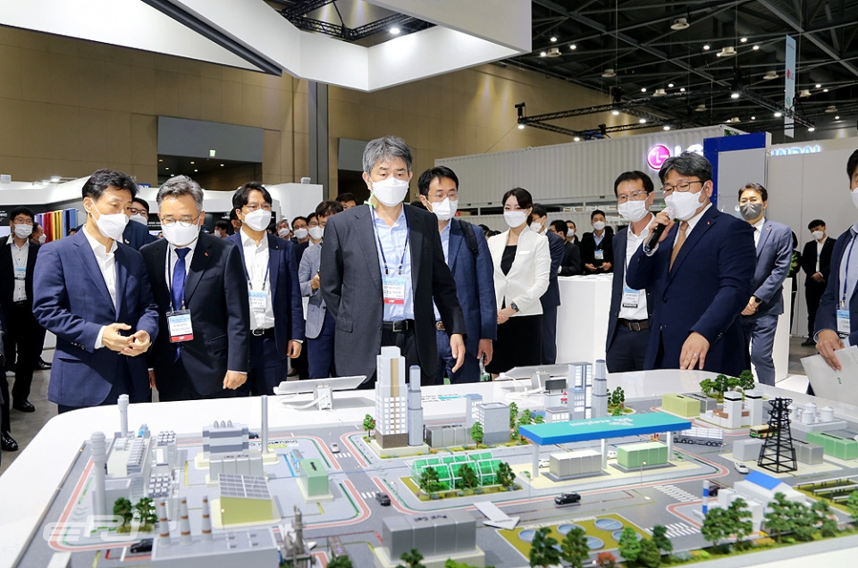 ‘2021 대한민국 에너지대전’ 개막식 참석자들이 SK에코플랜트 부스를 둘러보고 있다.