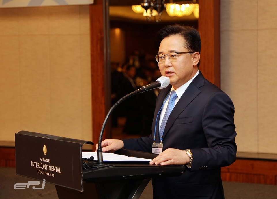 한국풍력산업협회 제6대 회장에 선임된 박경일 SK에코플랜트 대표이사가 취임사를 하고 있다.