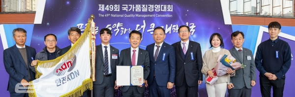 제49회 국가품질경영대회에서 대통령상을 수상한 김장현 한전KDN 사장(왼쪽 다섯번째)이 단체 기념촬영을 하고 있다.